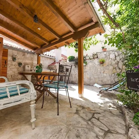 Vakantiehuis Dvor - Old Town Stone House
