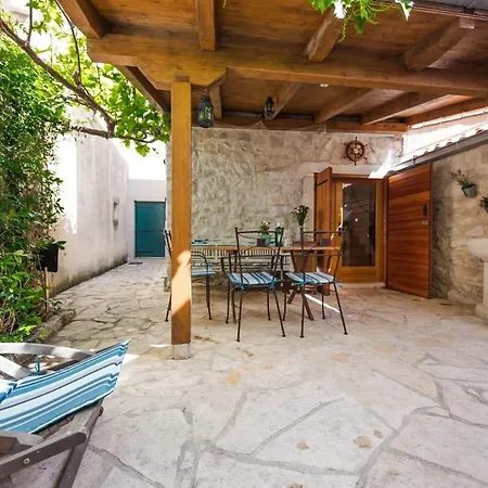 Dvor - Old Town Stone House بيت للعطل *